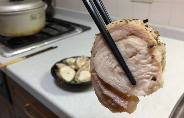 鶏胸肉・鶏もも肉を重ねた「鶏ハム」レシピをご紹介